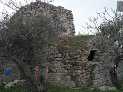 Costituita da conci di pietra calcarea semilavorata, � formata da una parte pi� alta (circa sette o otto metri) a forma di parallelepipedo e un�altra pi� bassa che rivela un�entrata a forma di arco. Entrata per� completamente chiusa da un blocco di pietre